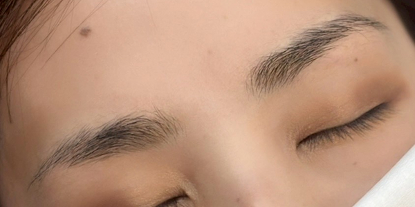 20代女性の眉アートメイク（眉頭のみ毛並み+パウダー技法）ビフォー