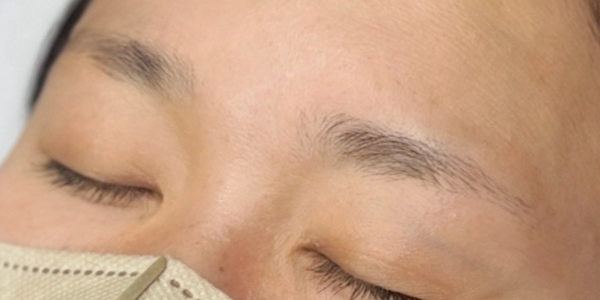 30代女性の眉毛アートメイク(毛並み＋パウダー技法)ビフォー